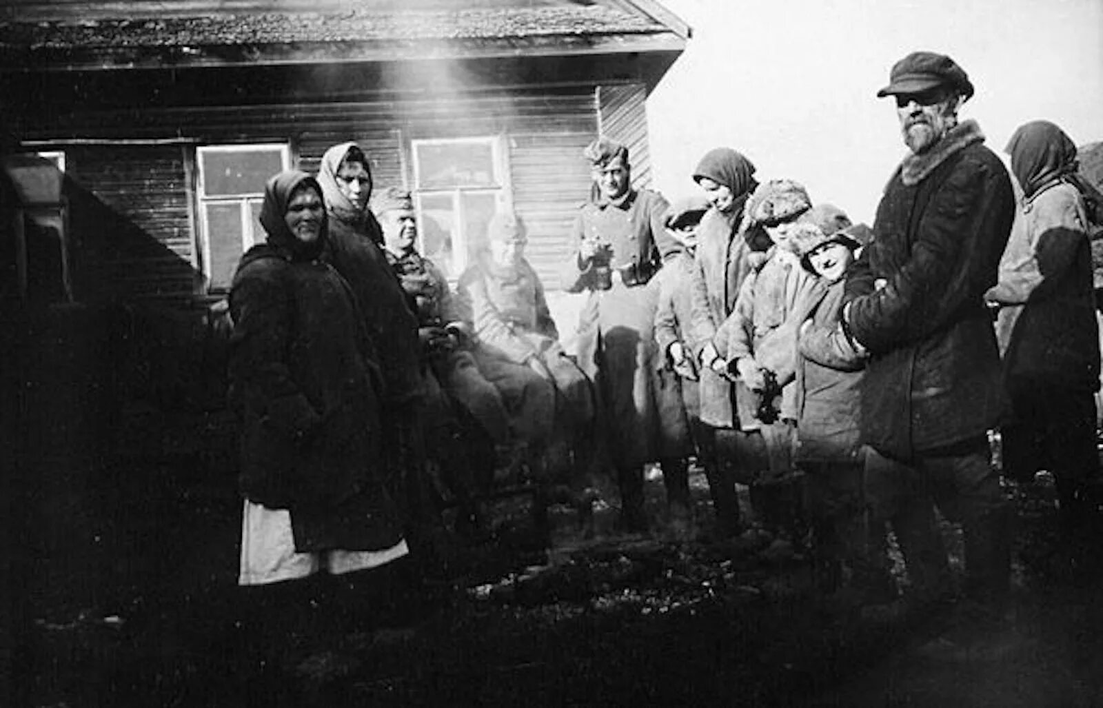 Советская деревня глазами немцев. 1941г.. Советские солдаты в деревне 1941. Фашистская деревня