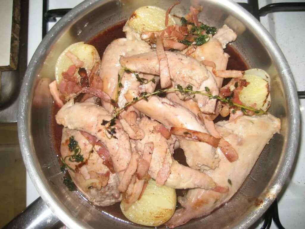 Приготовить кролика тушить. Приготовить кролика с розмарином. Мясо зайца на сковороде. Приготовить кролика тушить. Приготовить кролика тушить.