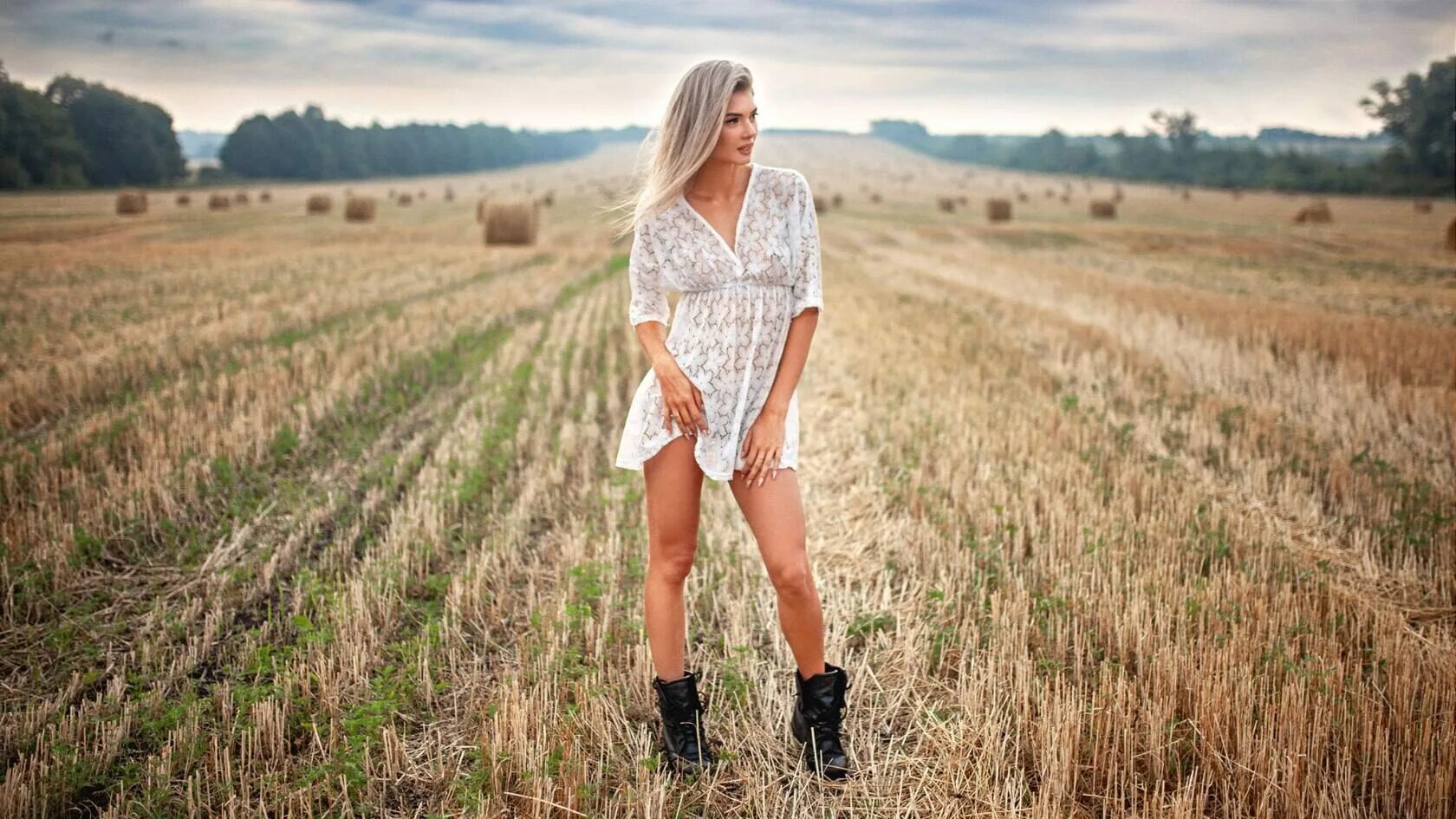 Фотосессия в поле. Красивая девушка в поле. Высокая русская блондинка