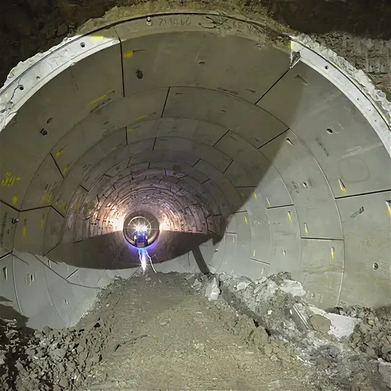 Рабочие прокладывают тоннель 500 3 10. Прокладка тоннелей щитовой. Прокладка сетей в коллекторе. Евротоннель прокладка. Прокладчик туннелей ХС.