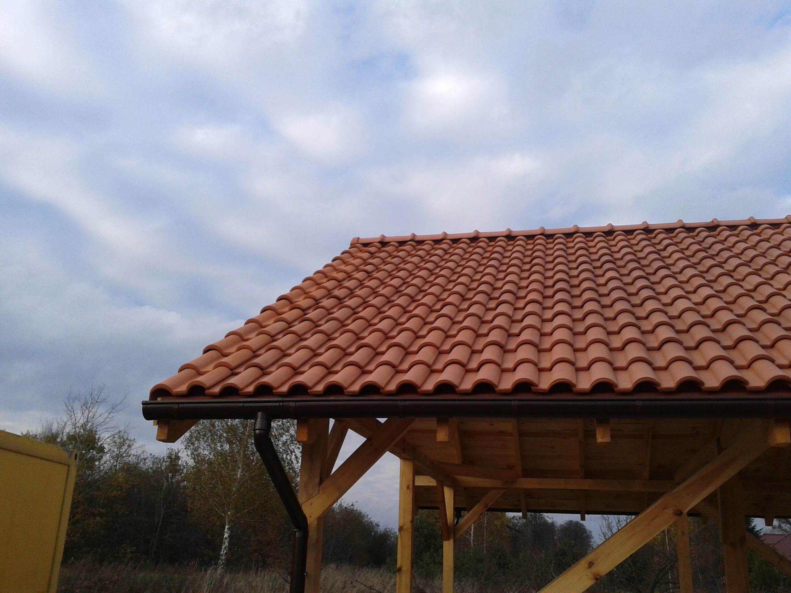 Навес из черепицы. Навес из черепицы. Навес черепица. Беседка с крышей из черепицы. Навес из мягкой черепицы.