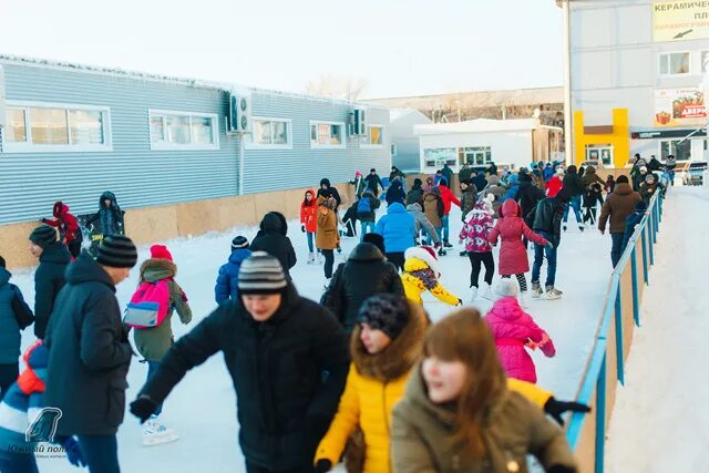 Закрытый каток красноармейск. Каток в тучково. Дворовый каток в москве. Навесное оборудование для заливки катка. Южный полюс каток в красноармейский районе.