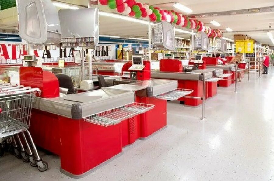 Отправила в магазин. Люди в магазине. Ребенок в магазине. Продавец продуктов. Продавщица в магазине.