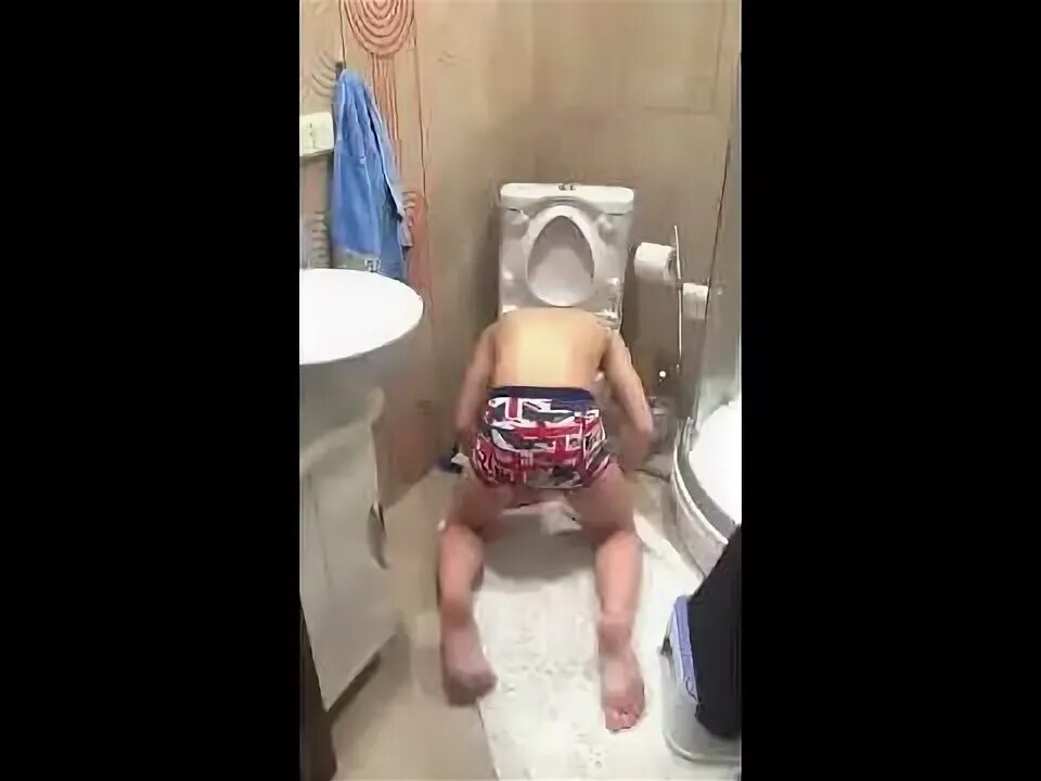 Мальчик на унитазе. Унитаз. Видео где люди обкакались. Туалет для мальчиков. Видео где люди обкакались.
