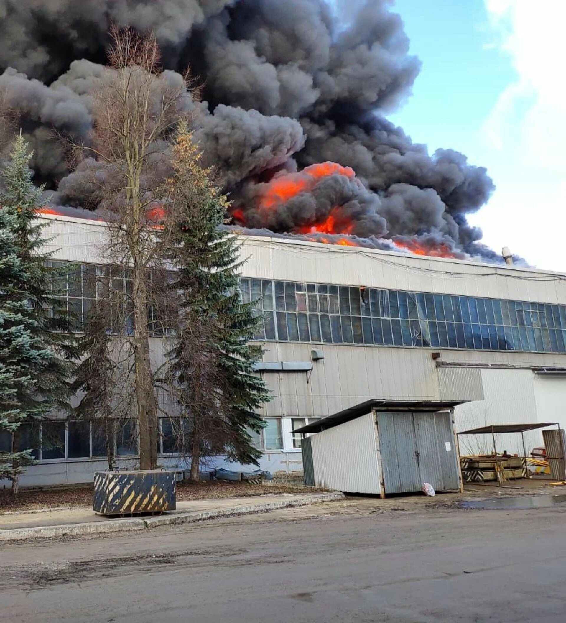 Пожар на ДОЗАКЛ В Дмитрове. Пожар на алюминиевом заводе в Дмитрове. Пожар на заводе в Дмитрове. Пожар в районе алюминиевого завода в Дмитрове.