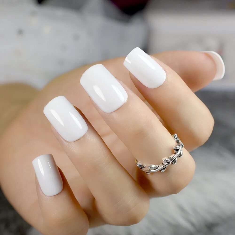 Белый маникюр. Короткие белые ногти квадратной формы. Белые короткие ногти. Белый маникюр на короткие квадратные ногти. Белый маникюр квадрат.