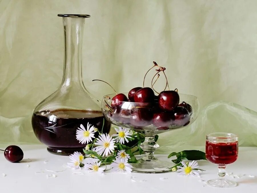 Вишневый сок в графине. Шарбат компот. Вишня в графине. Вино вишня. Вишневый компот.