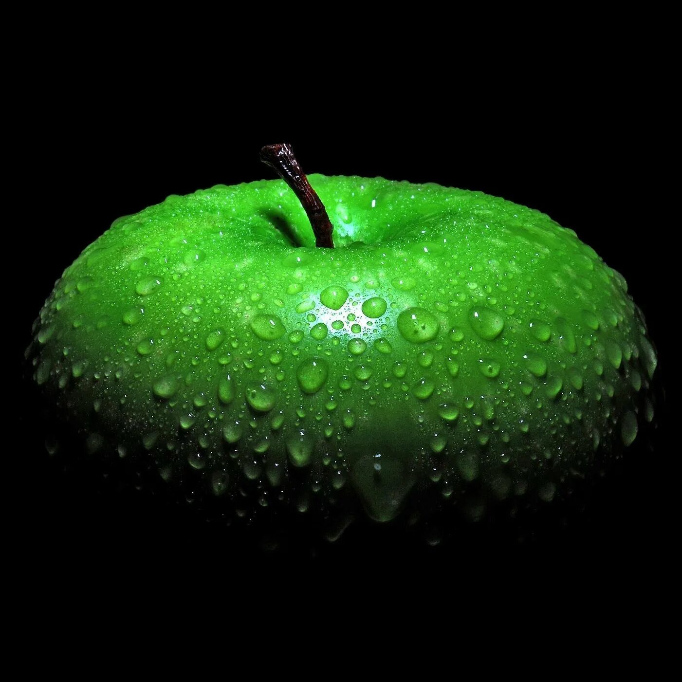 Яблоко на черном фоне. Зеленое яблоко на черном фоне. Яблоки зеленые. Зеленое яблоко на темном фоне. Зелено черный фон.