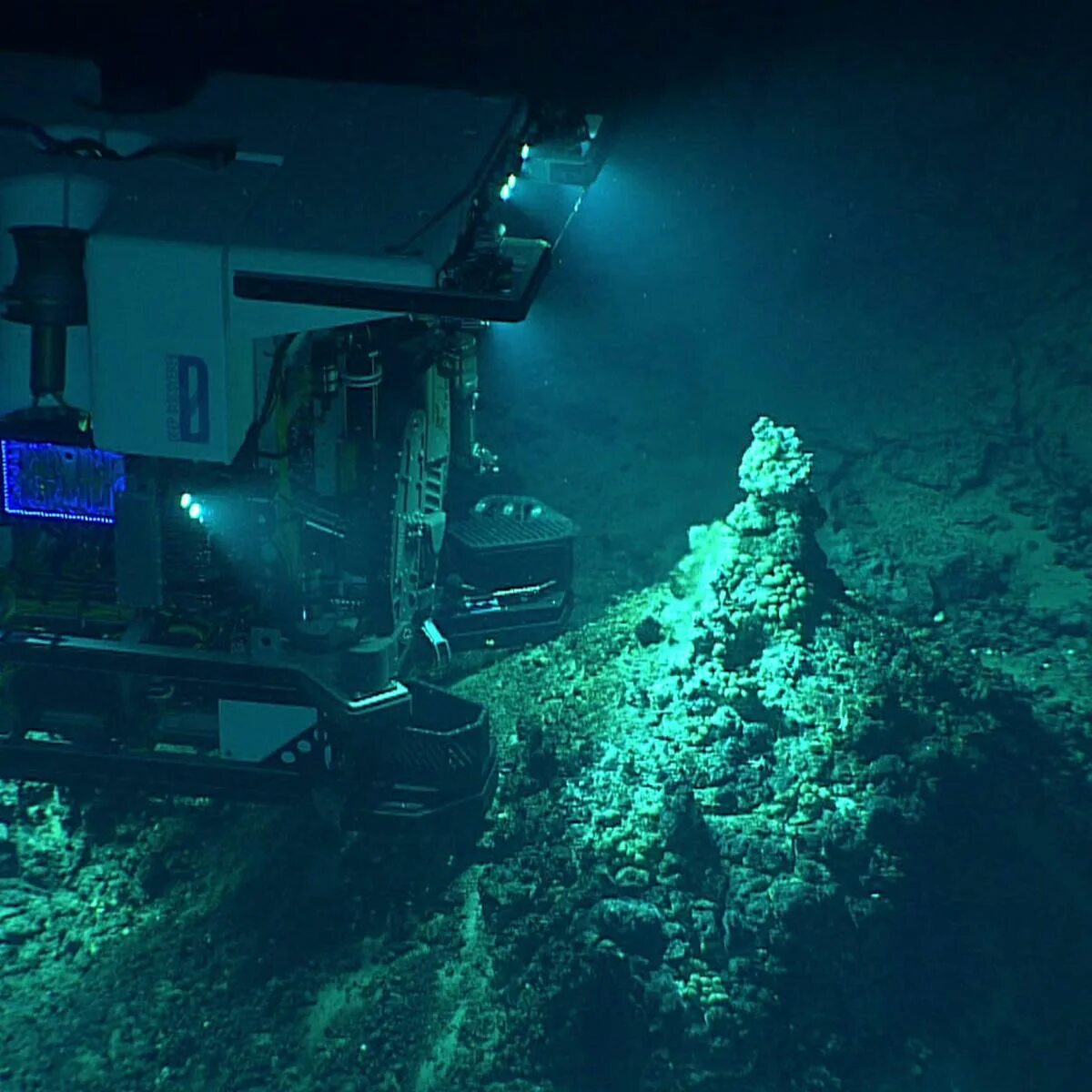 Deepsea challenger батискаф. James cameron марианская впадина. Марианская впадина кэмерон погружение. Челленджер марианская впадина. Батискаф джеймса кэмерона.