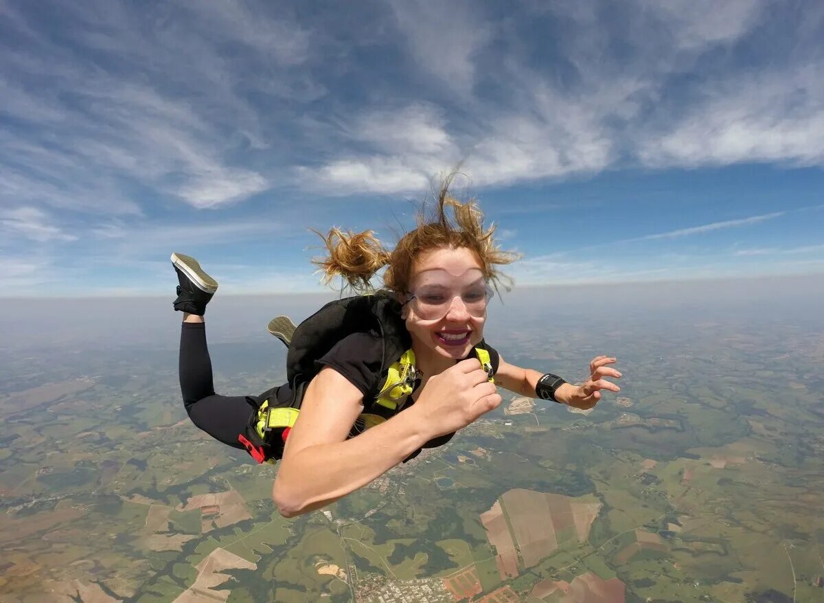 Девушка с парашютом. Прыжок с парашютом. Женщина прыгает с парашютом. Прыжок с парашютом девушка.