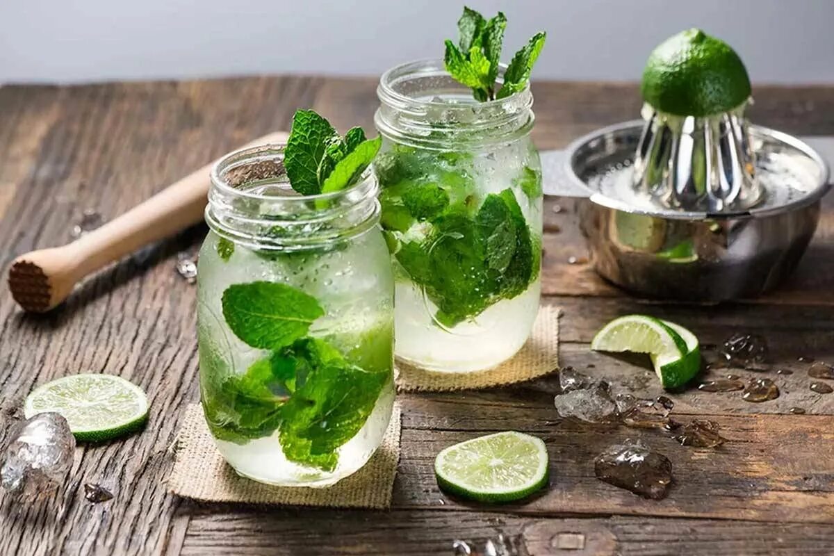 Как делать мохито. Кубинский Мохито. Коктейль Мохито алкогольный. Mojito Classic коктейль.