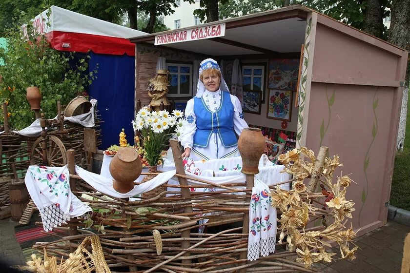 Подворье сумароково. Украшение подворья. Белорусское национальное подворье. Конюшня новоиерусалимский монастырь. Машкино подворье последнее видео.