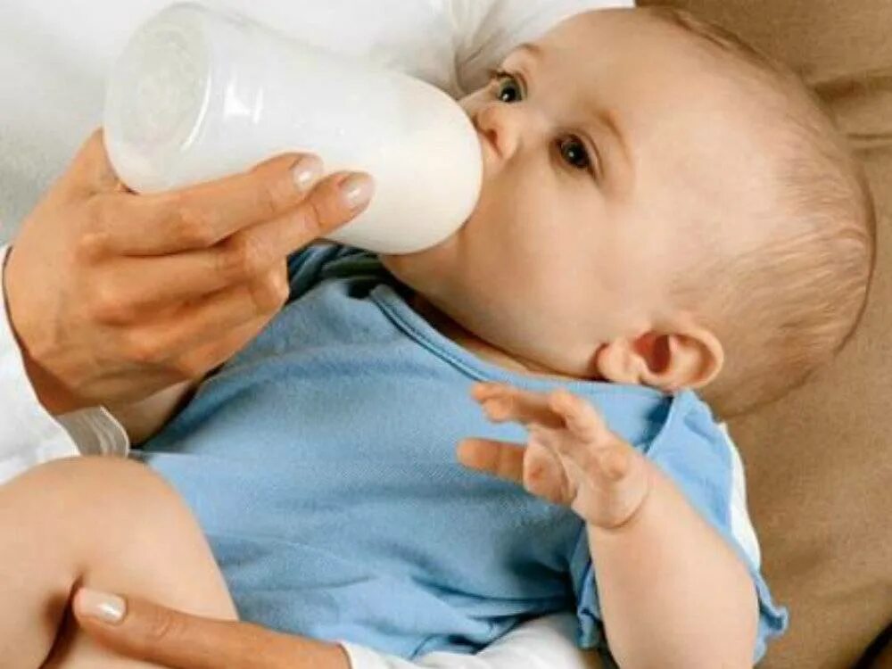 Мама молока пить. Искусственное вскармливание. Кормление ребенка. Малыш пьет из бутылочки. Кормление из бутылочки.