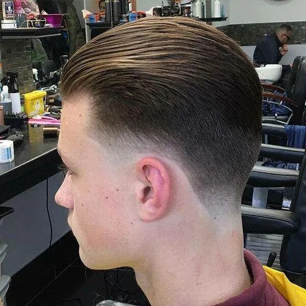 Какие волосы назад. Slick back прическа фейд. фейд с зачесом назад. мужские стрижки назад. мужские прически с зачесом назад.