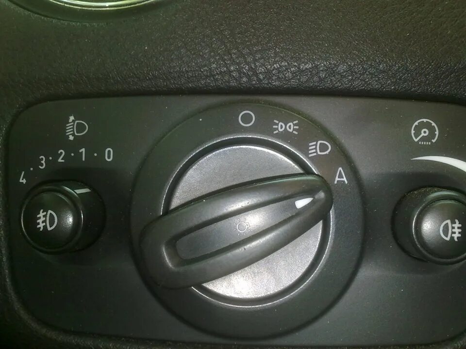 Ford focus 2 дальний свет как включить. Включение противотуманных фар форд фокус 1. Блок включения фар форд фьюжен 2006г. Кнопка птф форд фокус 2. Кнопка включения света форд мондео 2.