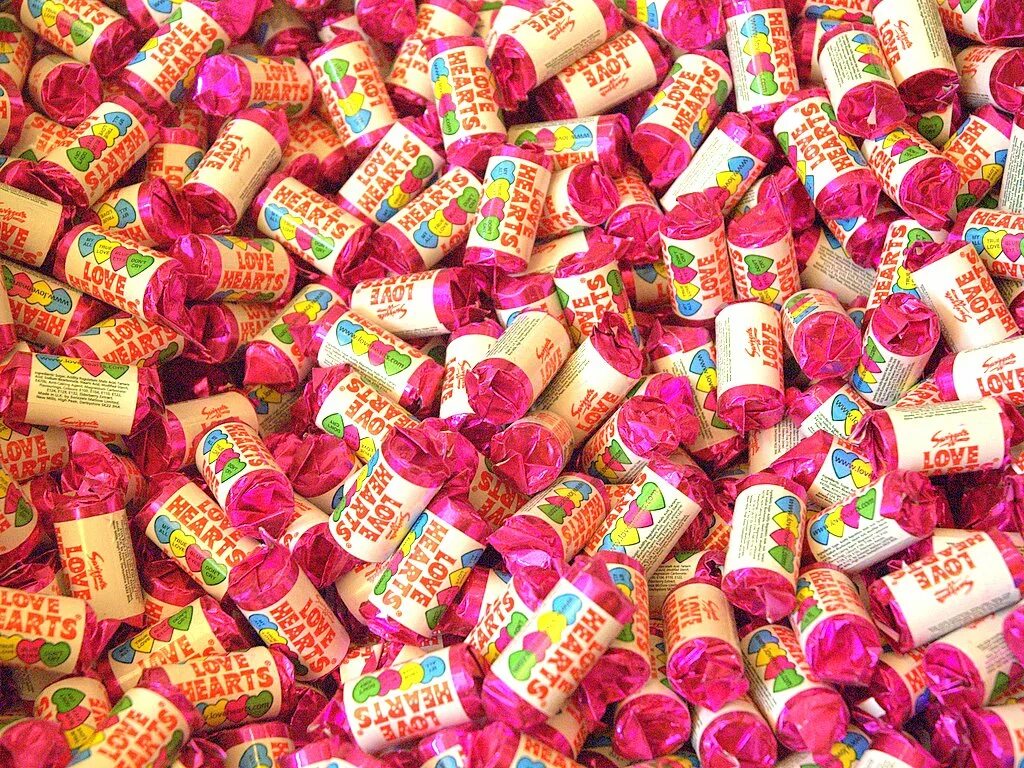 Где найти сладости. Много конфет. Много разных конфет. Розовые конфеты. Мелкие конфетки.