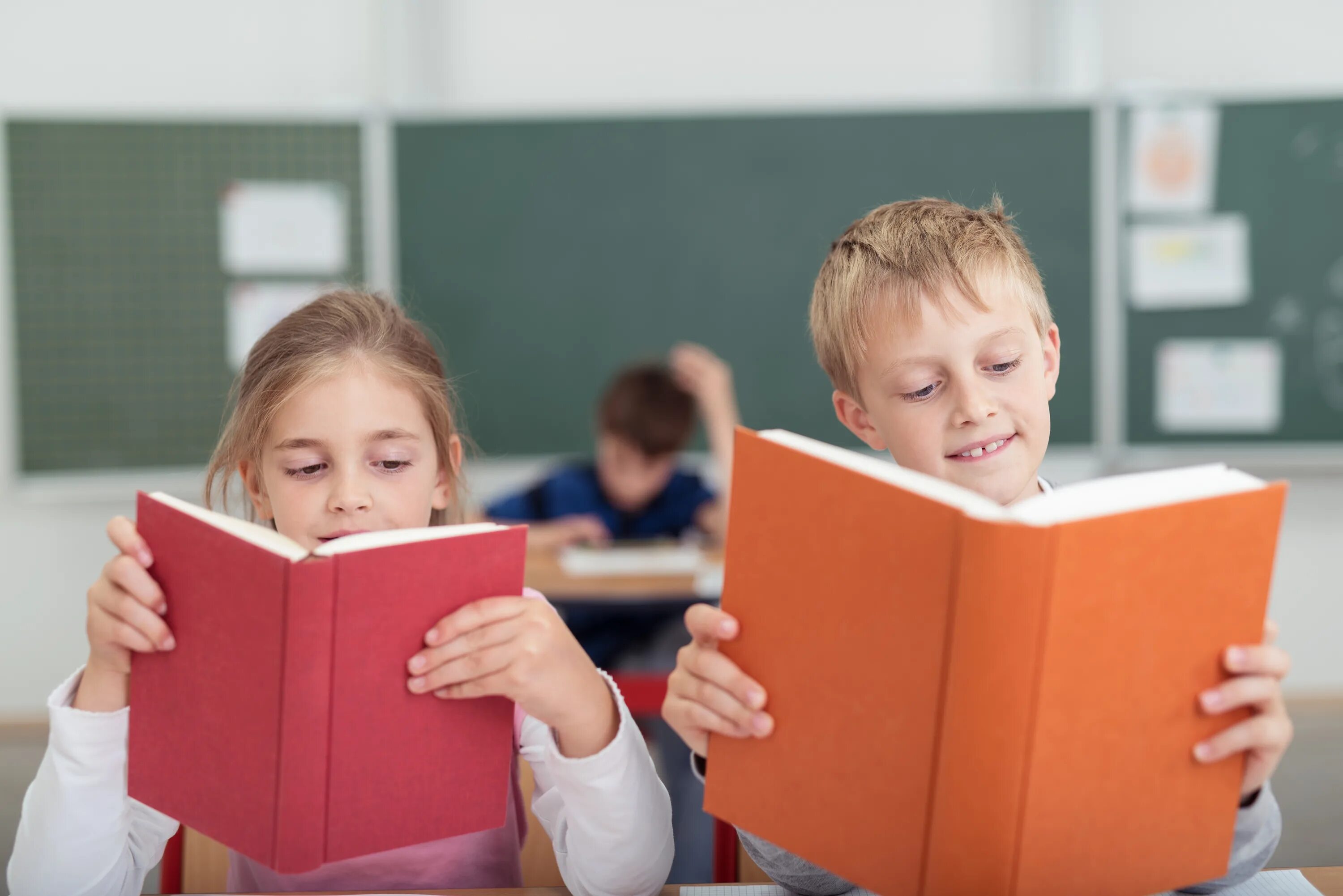 Ученик читает. Школьник читает. Дети читают в классе. Ученик с книгой картинки.
