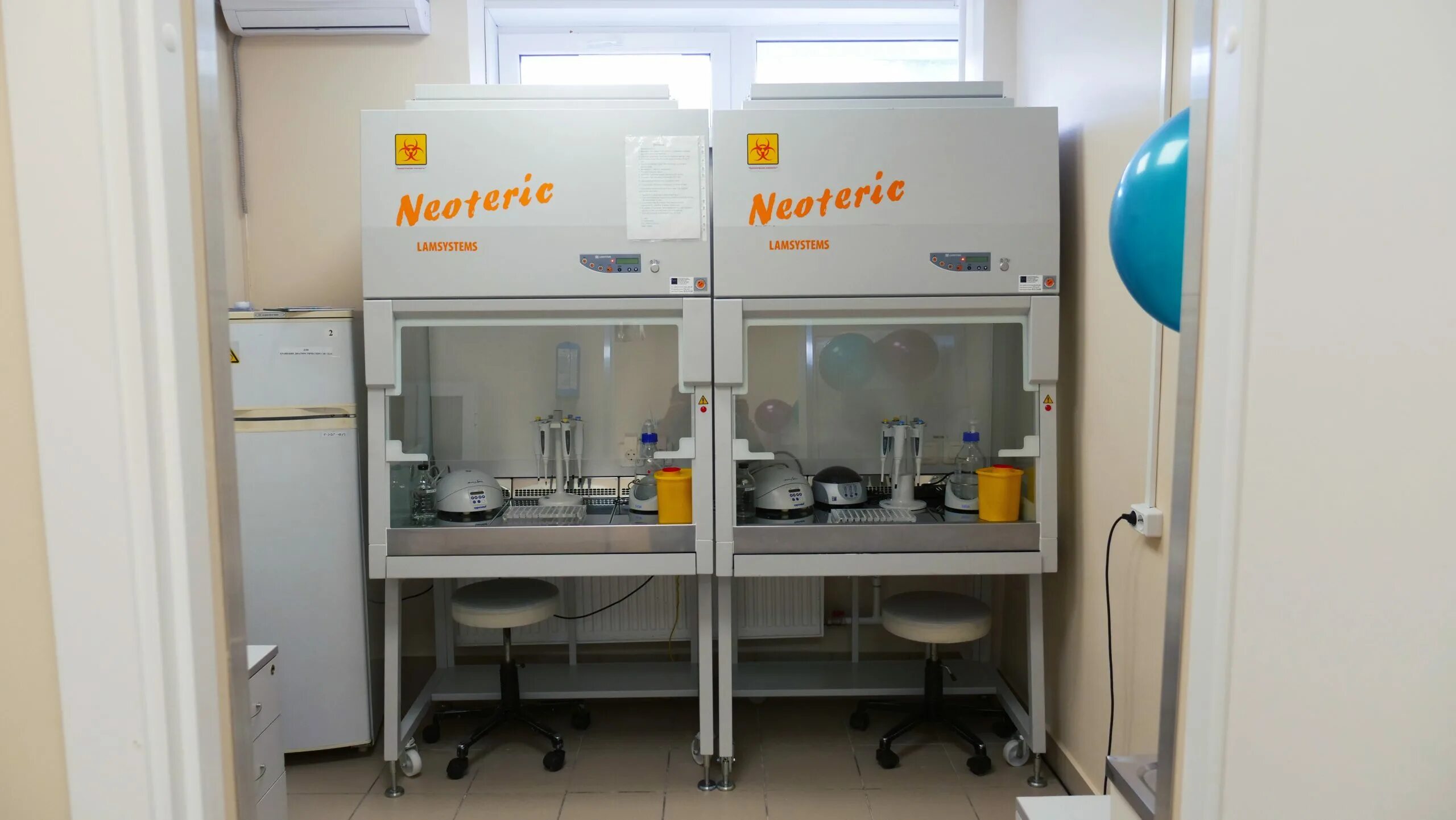 Лаборатория инфекционной больницы. Лаборатория пцр(полимеразной цепной реакции). Оснащение пцр лаборатории. Мобильная пцр лаборатория. Пцр лаборатория.