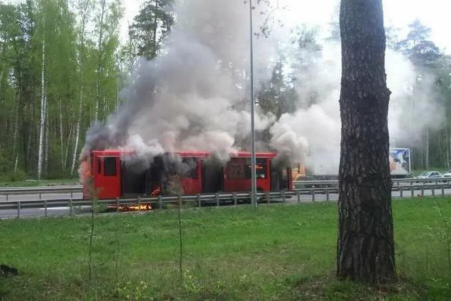 Горящий красный автобус. Пожар в Юдино Казань. Автобус Казань.