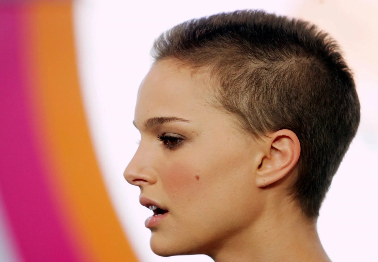 Спортивные прически фото. Натали Портман в профиль. Натали Портман лысая в профиль. Натали Портман лицо в профиль фото. Спортивная прическа женская.