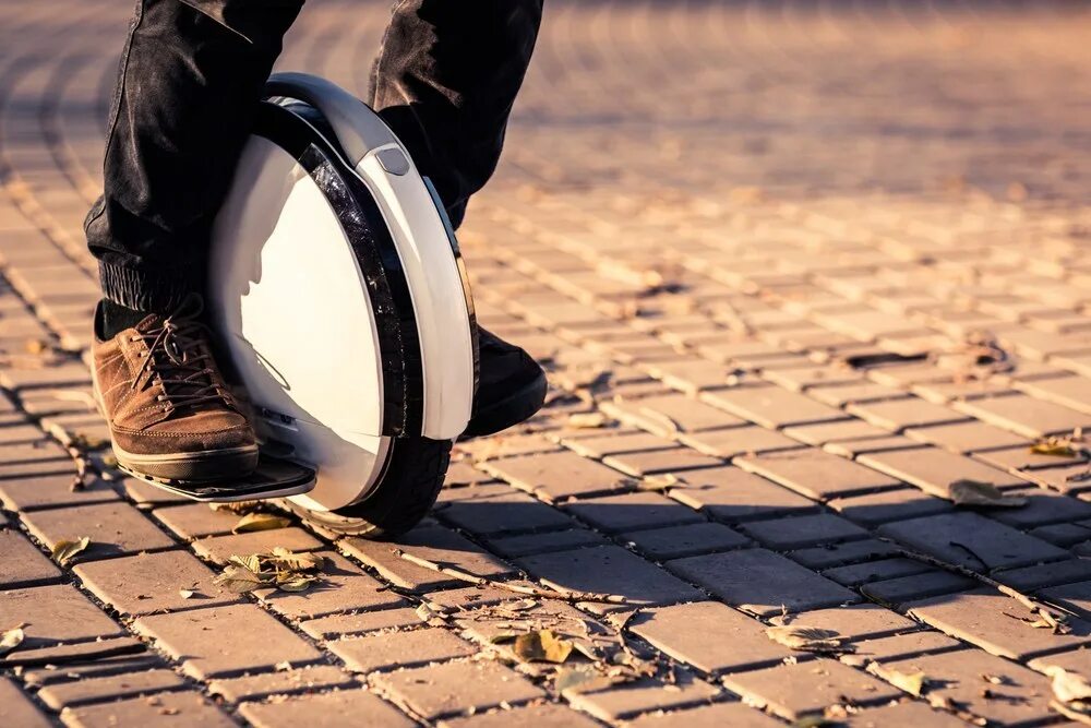 Кататься на одном колесе. Скейт для двух ног. Необычные средства передвижения. Одноколесное средство передвижения. Необычные средства передвижения.