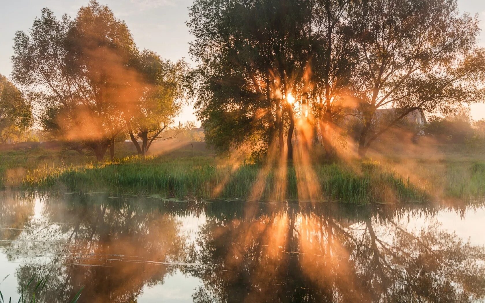 Утренняя Заря. Рассвет на реке. Утро природа. Заря,рассвет,утро. Солнце поднимается и лес озаряется ярко