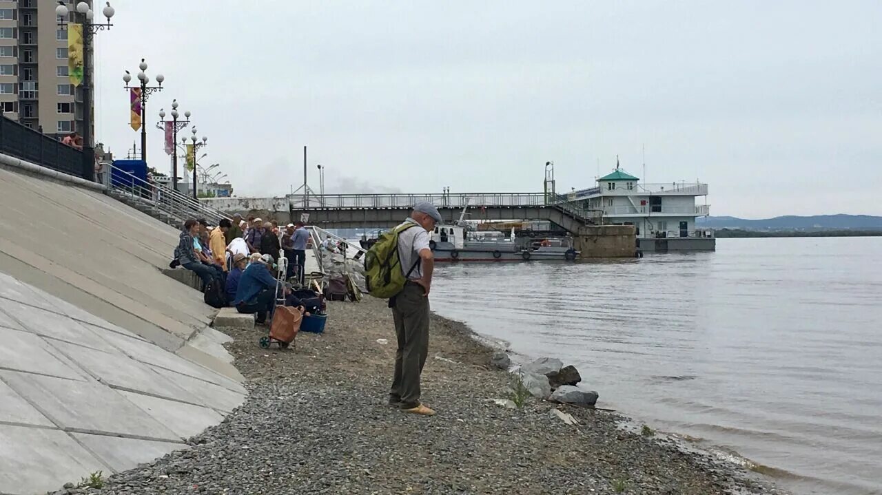 Хабаровск смотровая площадка набережная. Левый берег хабаровск пляж. Берег амура хабаровск. Левый берег хабаровск. Хабаровск вид с амура.