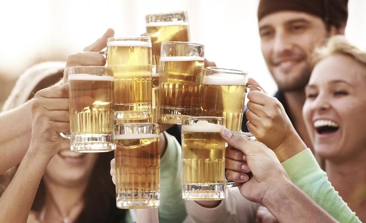 Игра пить пиво. Пиво для друзей. Человек с пивом. Компания с пивом. Выпивающие люди.