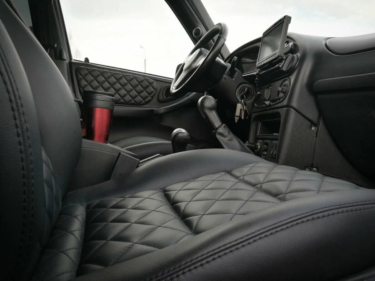 нива с кожаным салоном. нива урбан салон мерседес. кожаный салон нива 2121. салон кожей нива 2121. нива урбан кожаный салон.