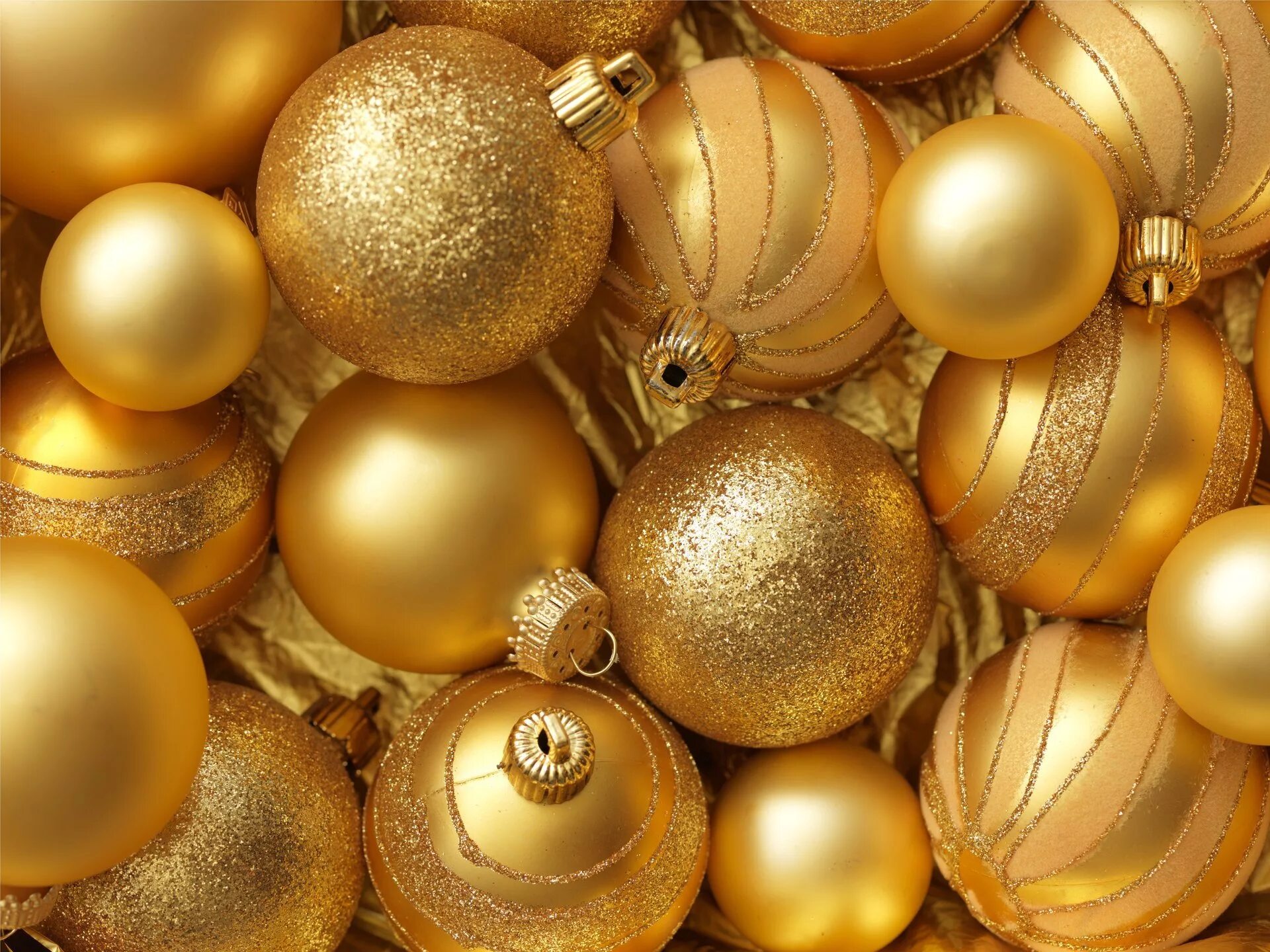 Новогодние шары. Новогодние шары золотые. Шарик новогодний. Золотистые новогодние шары.