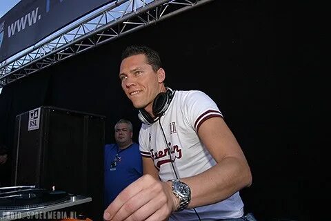 Tiesto moguai explode. Тиесто фото 2007. tiesto 2003. dj tiesto 2025. тиесто сейчас.