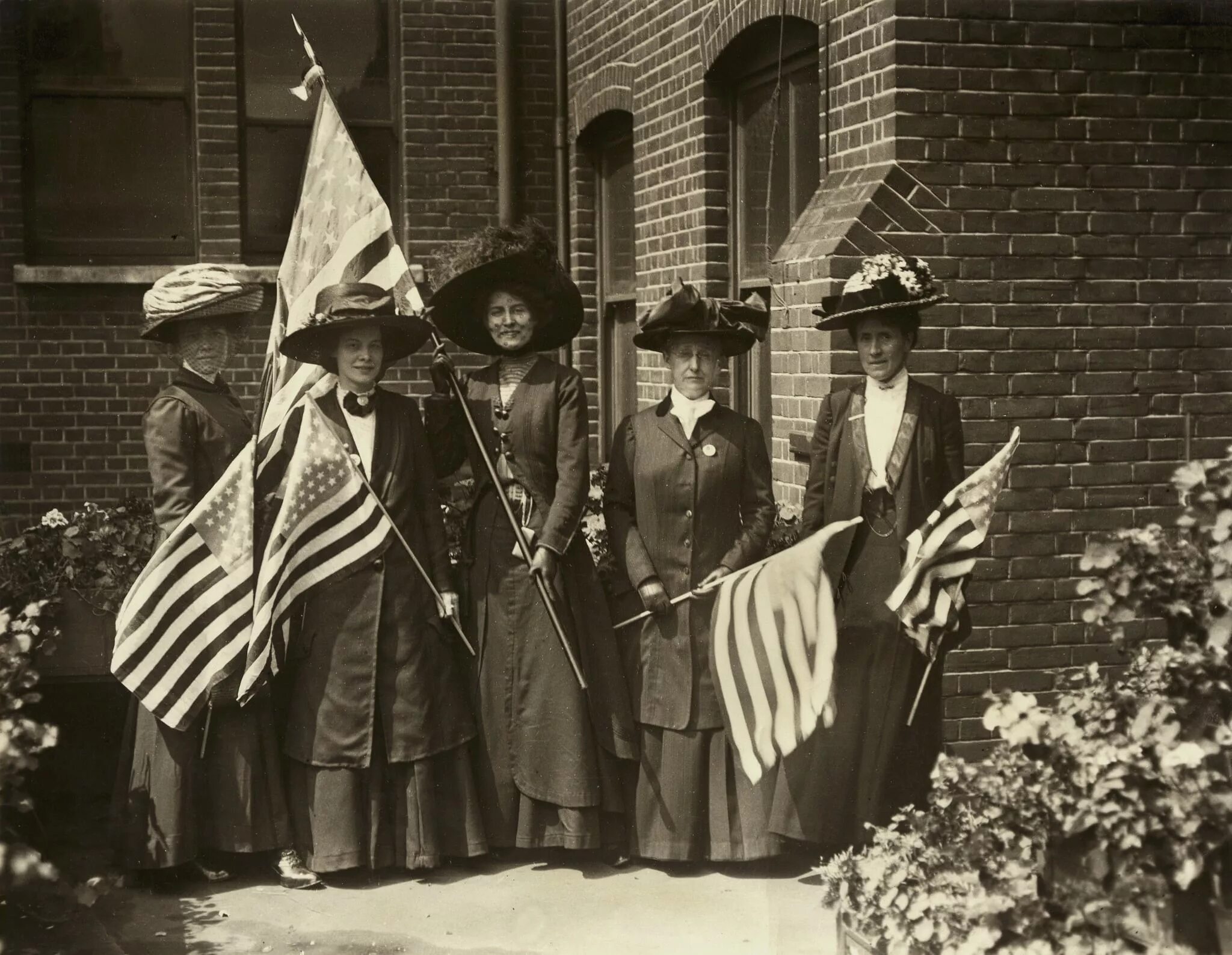 Избирательное право женщин в сша. Суфражистки 19 20 века в Англии. Суфражистки 19 века Америка. Суфражистки Англия 19 век. Мода 1910 года суфражистки.