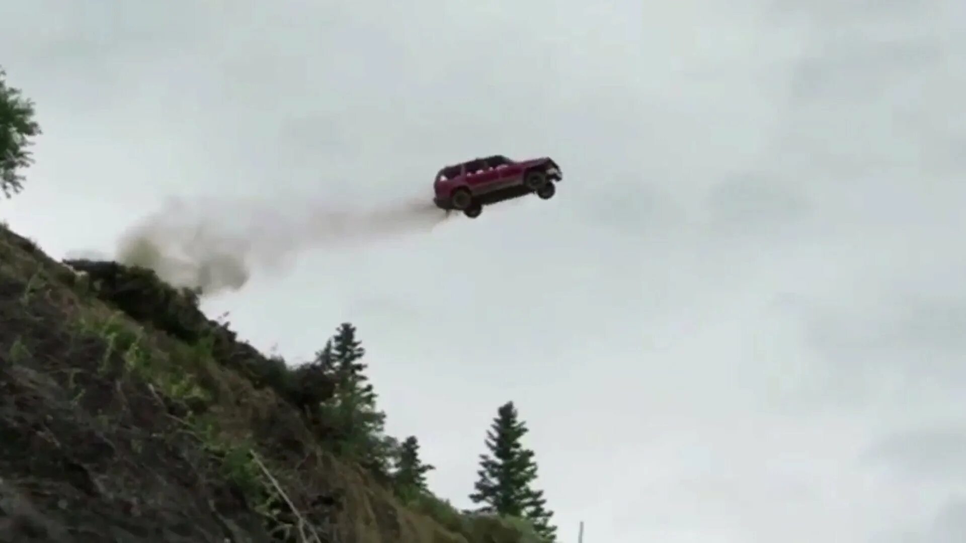 Машина на обрыве. Машина падает с горы. Машина падает с обрыва. Машина вылетает с горы.