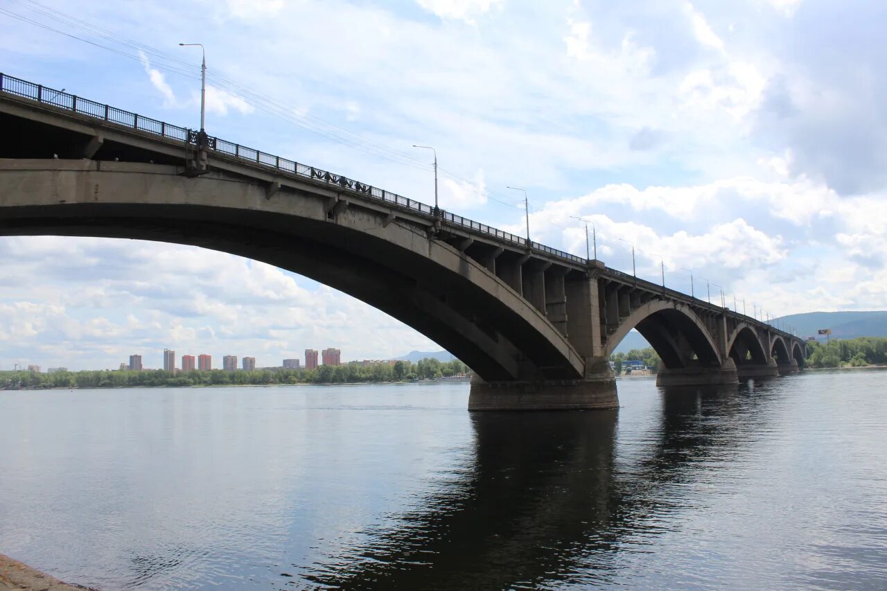 В красноярске на николаевском мосту. Коммунальный мост Красноярск. Мост в городе. ЖД мост. Коммунальный мост Красноярск зима.