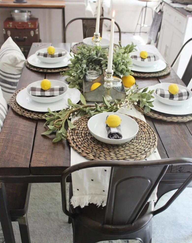 Сервировка обеденного стола. Цветы на обеденном столе. Обеденная сервировка. Украшение кухонного стола. Обеденный стол сервированный.