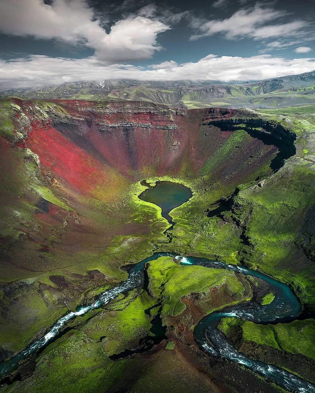 Красота планеты земля. Кратер в Исландии. Рейкьявик Кратерное озеро Керид. Ландшафт земли. Пейзажи земли.