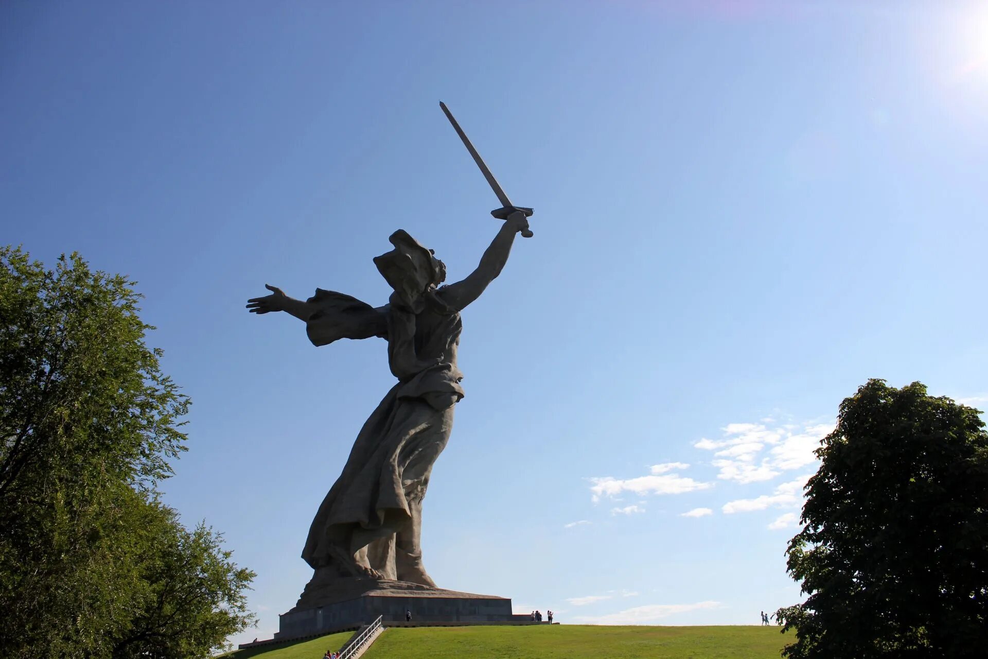 В каком районе волгограда находится мамаев. Мамаев курган волгоград. дневной волгоград мамаев курган. мамаев курган волгоград сверху. волгоград мамаев.