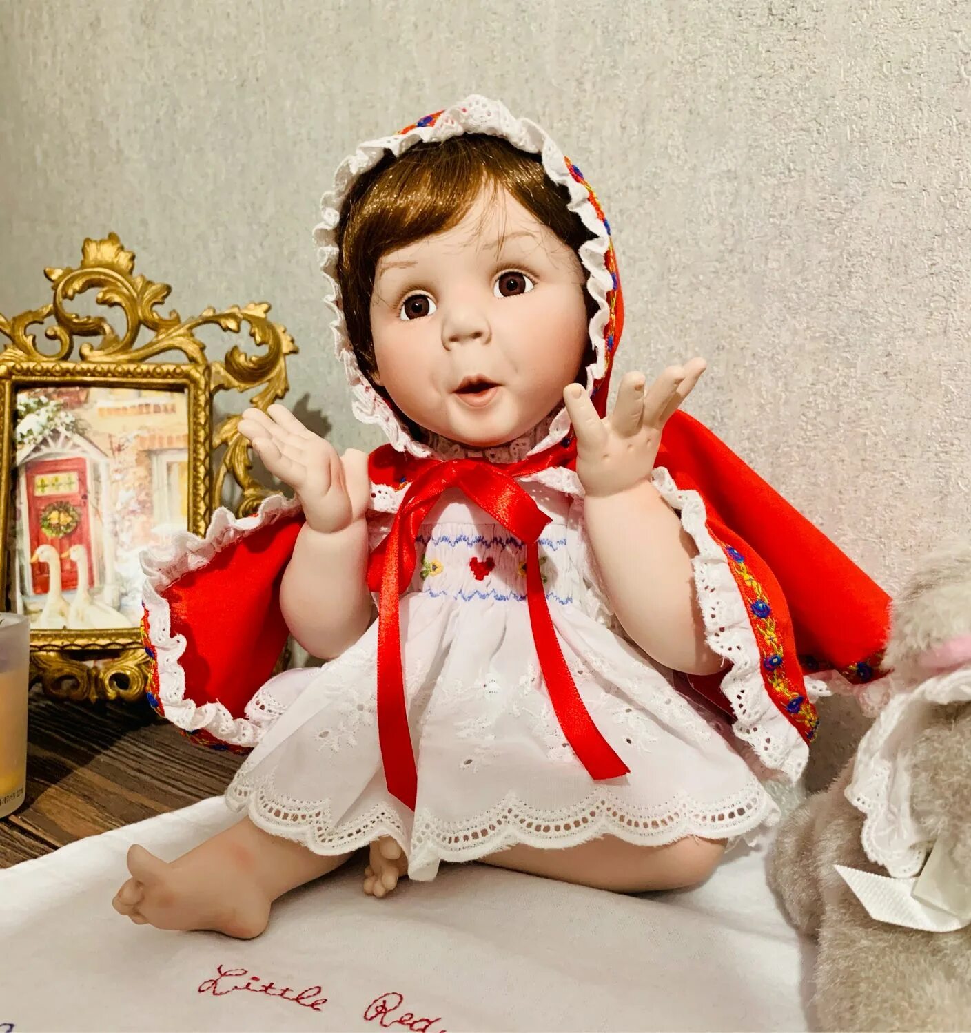 Красные куколки. Куклы Титус Томеску. Эштон Дрейк куклы фарфоровые. Кукла красная шапочка. Фарфоровая кукла красная шапочка.