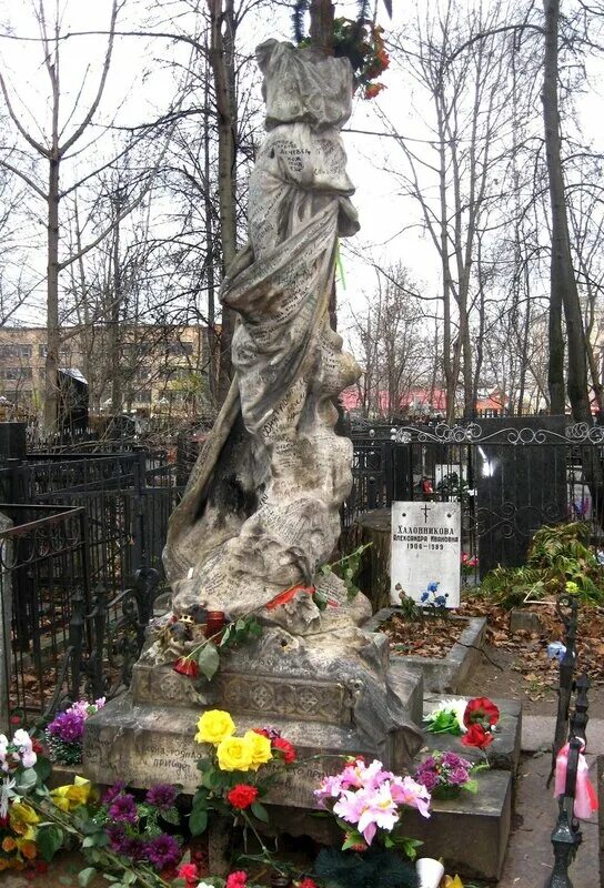 Сонька золотая ручка могила на ваганьковском. Памятник соньке золотой ручке на ваганьковском. Могила соньки золотой ручки на ваганьковском кладбище. Ваганьковское кладбище в москве сонька золотая ручка. Ваганьковское кладбище сонька золотая ручка.