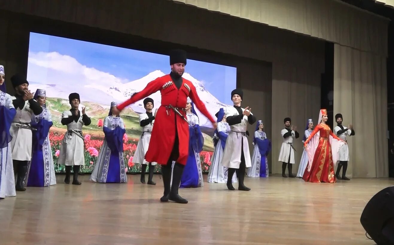 Национальные наряды черкесов в черкесске. Кабардинцы адыгейцы шапсуги. Черкесск ансамбль кавказ самира. Группа черкессия. Группа черкесия.