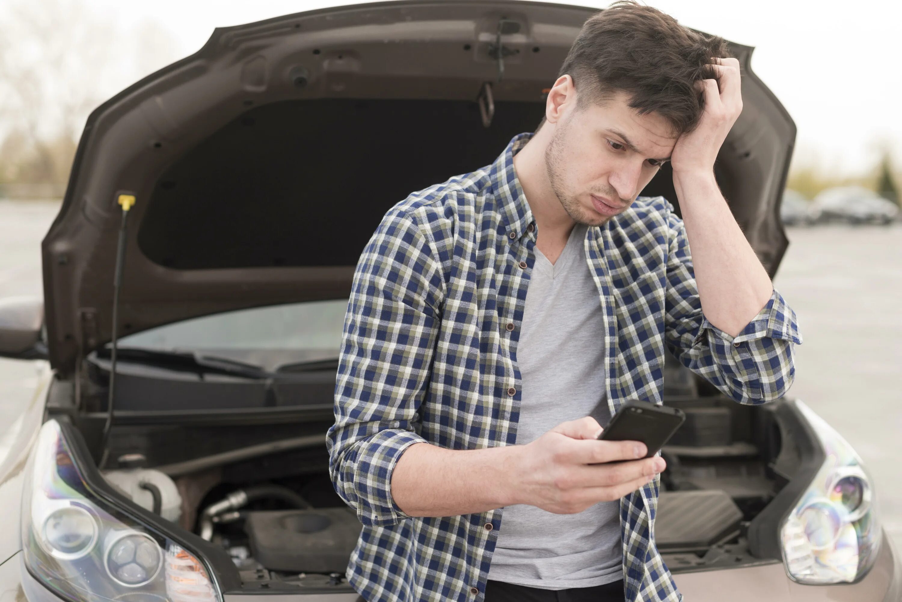 My car broken down. Машина сломалась. Мужчина интересующиеся автомобилями. Парень собирает авто. Фото довольного автовладельца.