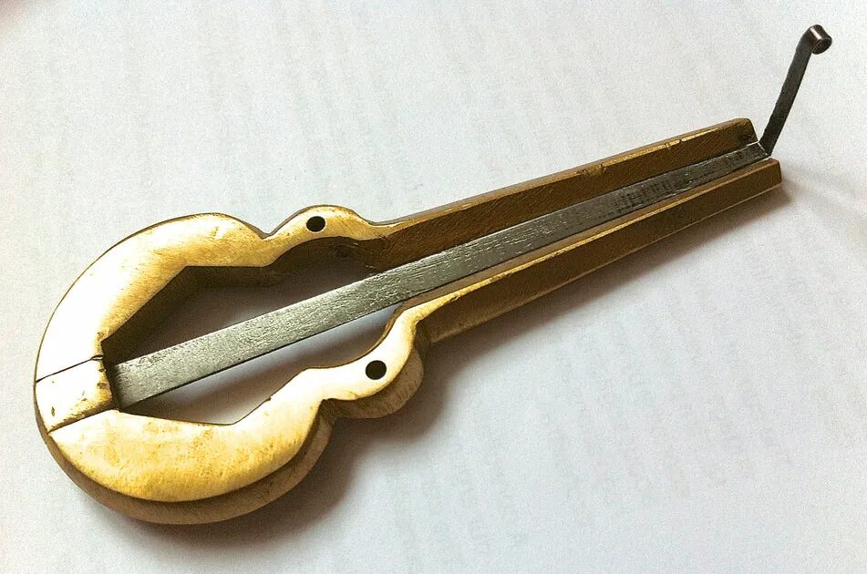 Как называется губной музыкальный инструмент. Кубыз башкирский музыкальный инструмент. хомус якутский. якутский варган хомус. варган башкирский инструмент.