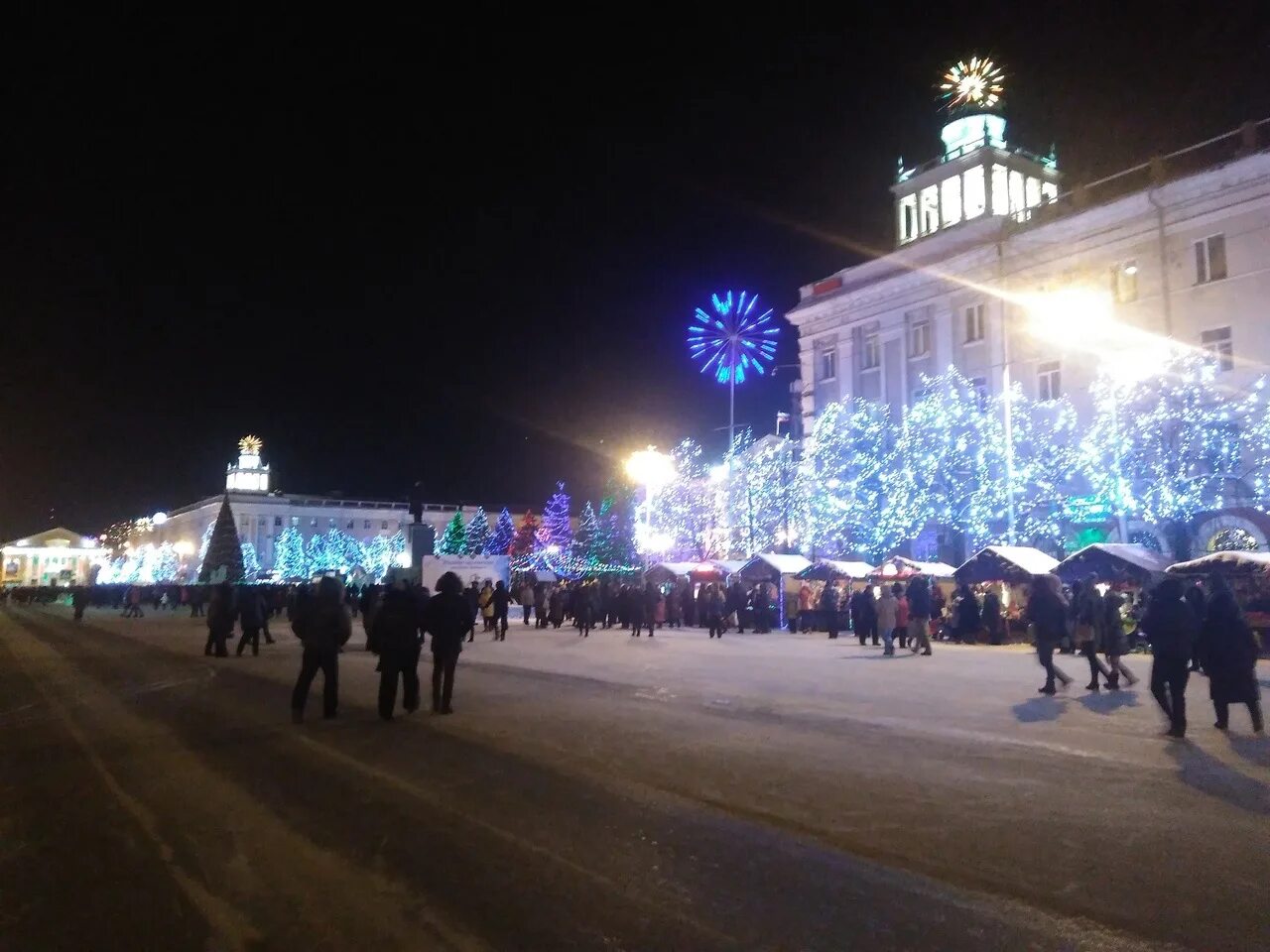 Новый год город ждет. Центральная площадь владивостока новогодняя. Новый год предвкушение. Новый год город ждет. Детский новогодний городов.