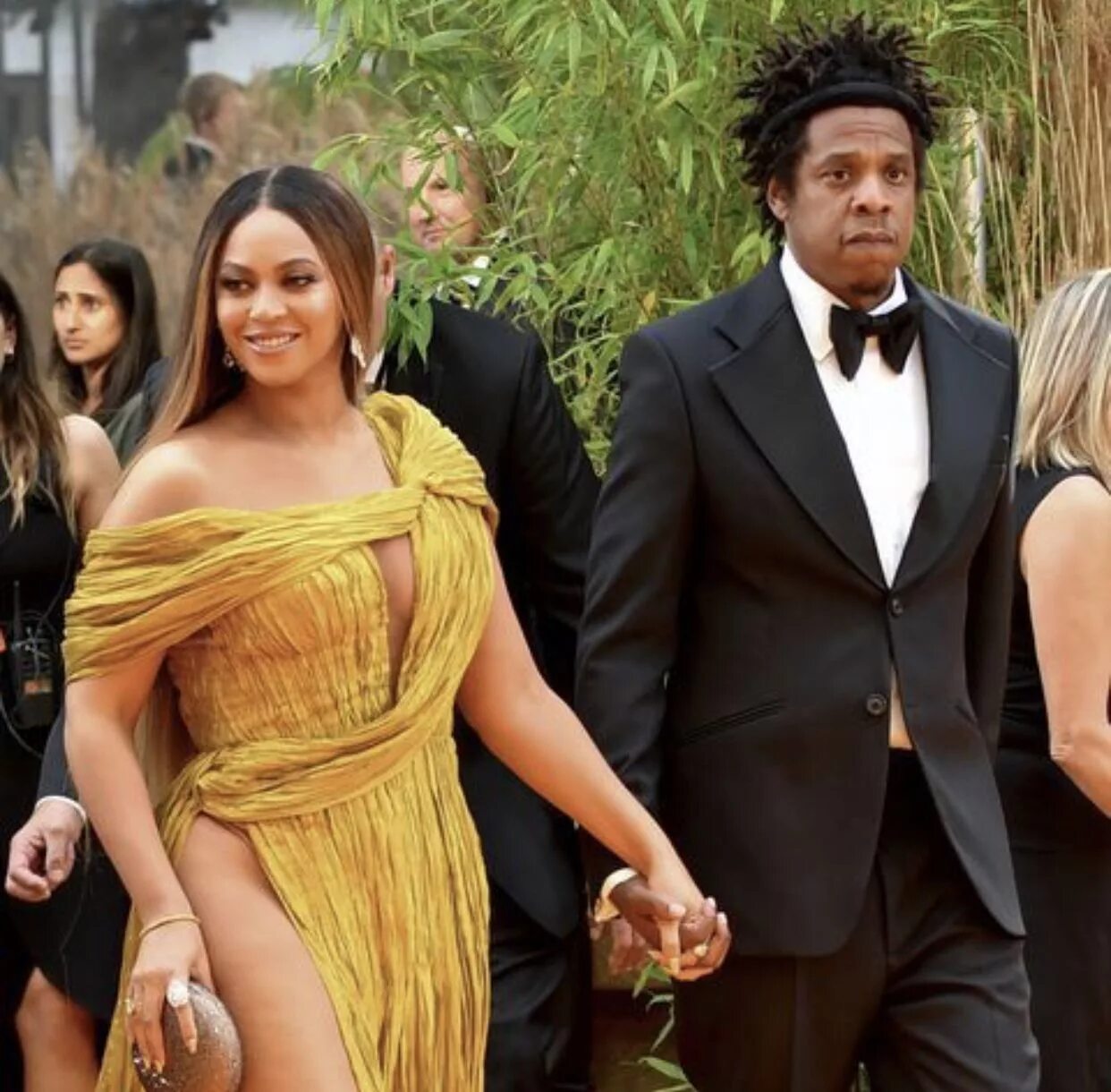 Beyonce lion king. Бьёнсе и джей зи. бейонсе после родов в жёлтом платье на премьере lion king. толстая бейонсе на премьере. бейонсе после родов в жёлтом платье на церемонии klng lion.