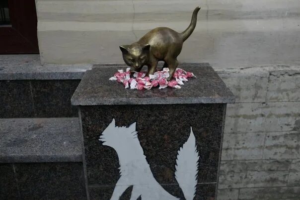 Какому коту установлен памятник в блокадном ленинграде. Памятник котам блокадного ленинграда. памятник бездомным кошкам. памятник коту блокадного ленинграда. скульптура кошек в петербурге.