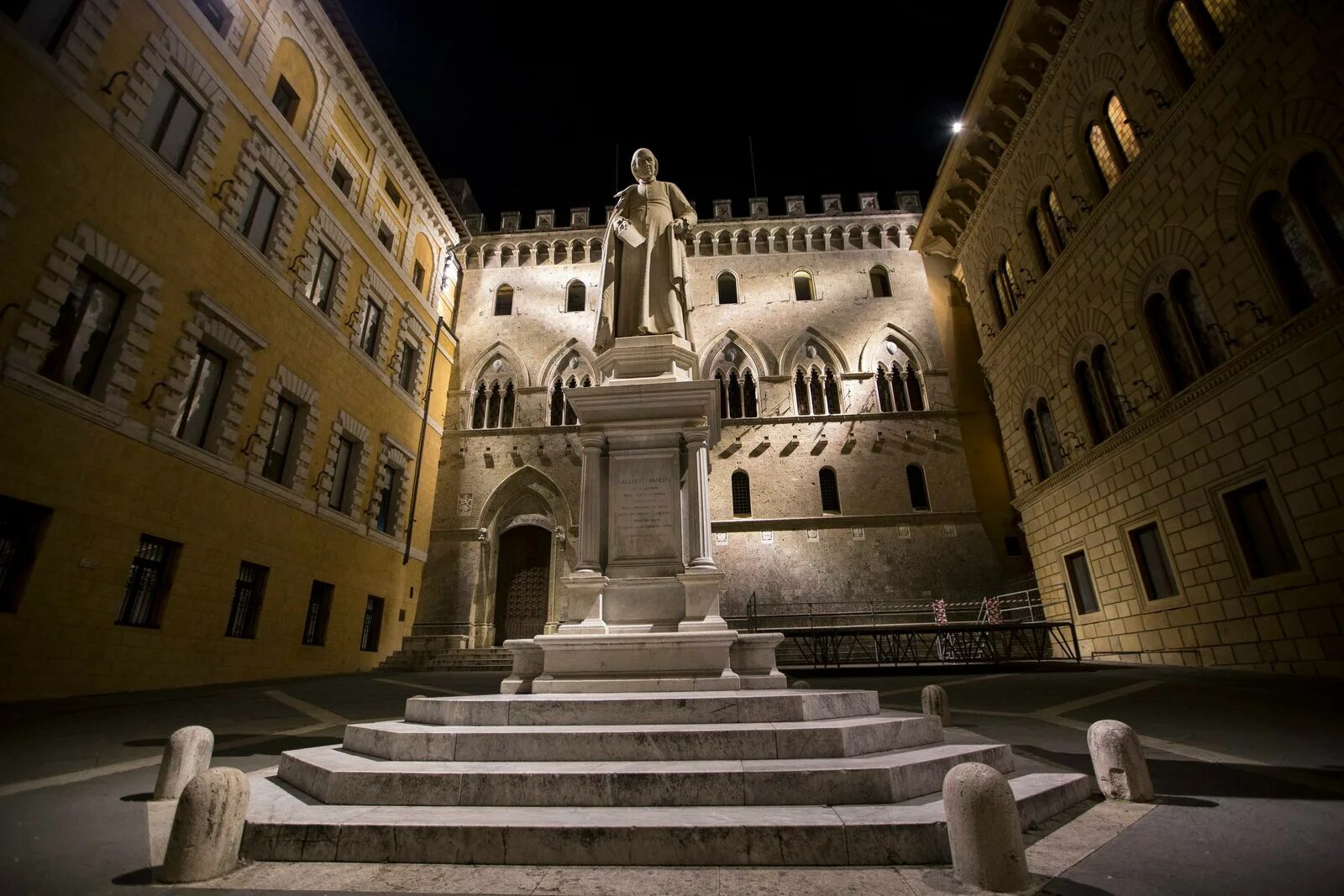 Monte paschi. Монте-деи-паски-ди-сиена. monte dei paschi di siena банк. банк италия старый. самый старый действующий банк.