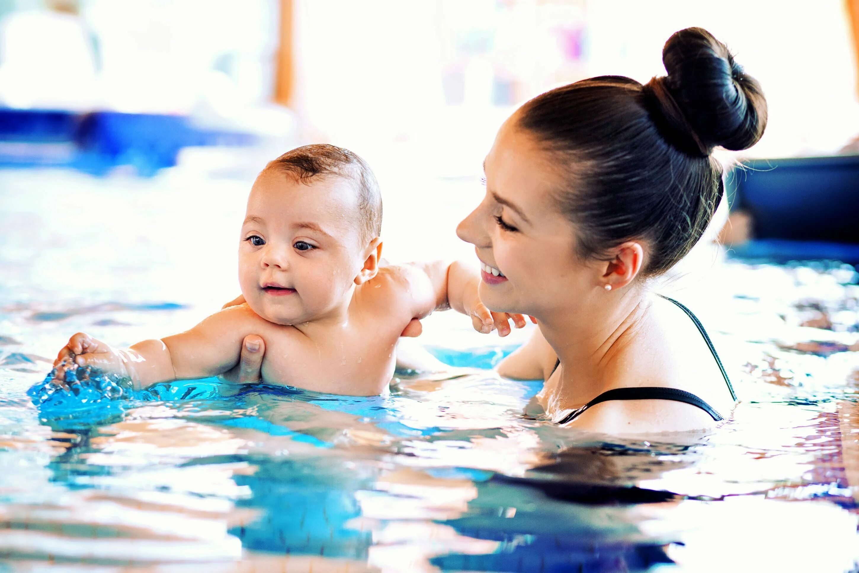 Грудничковое плавание с какого. Младенец в бассейне. Дети в бассейне. Мама и малыш в бассейне. Грудничковое плавание в бассейне.
