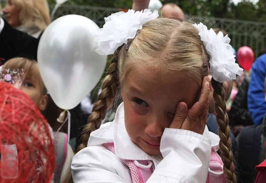 Дети на линейке в школе. Девчонки 1 сентября на линейке в школе. Школьники на линейке в школе. Забавные первоклашки.