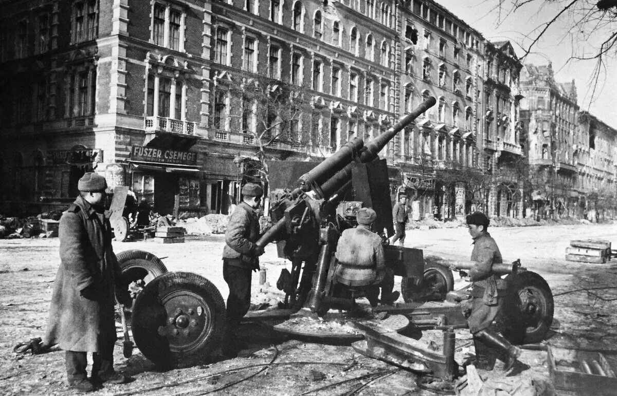12 апреля 1945 года. Освобождение будапешта 1945. штурм будапешта 1944. штурм будапешта 1945. освобождение венгрии 1944.