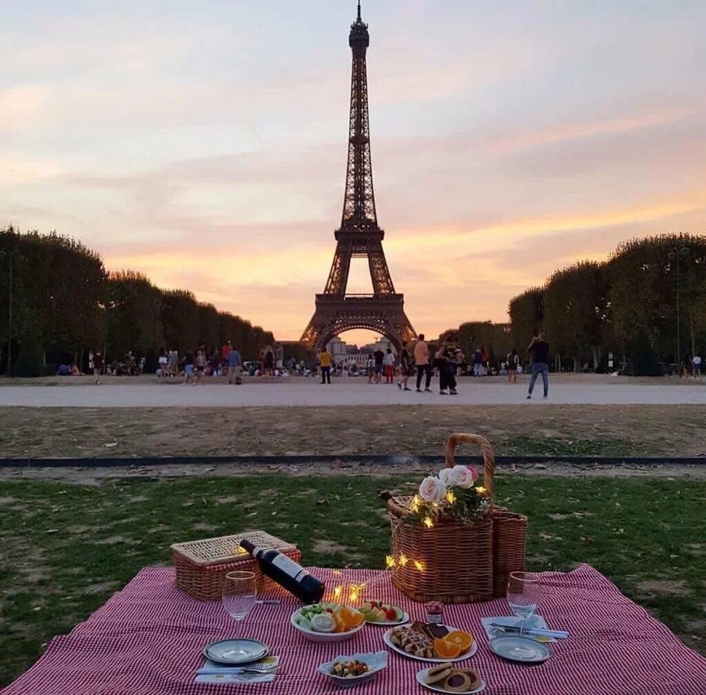 Эйфелева башня в Париже. Эйфелева башня Париж пикник. Эйфелева башня в Париже фото. Париж площадь эльфивая башня.